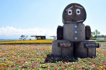 <p>'Roll-kun' welcomes you to the garden.</p>