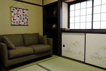 <p>This green sofa was pretty comfortable!</p>
