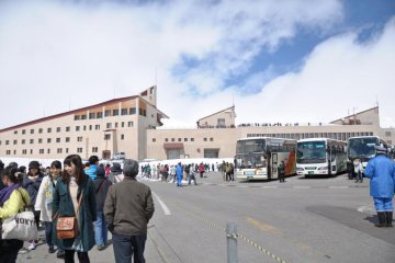 In this building you can find snack stands, restaurants, souvenir shops, restrooms, a hotel, an onsen, and more.  It is a bit crowded, but a good place for taking breaks.