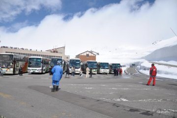 When we arrived they dropped us off in front of this building at the Murodo Terminal and then parked the bus. 