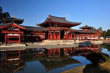 <p>Wonderful contrast between the blue sky and the vermilion Phoenix Hall</p>