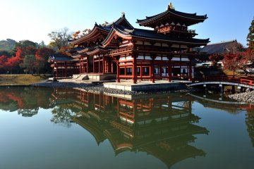 <p>In early mornings there are no ripples on the pond's surface, and you can enjoy the clear reflection of Phoenix Hall on the water surface</p>