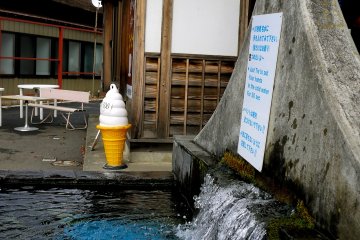 <p>The water is icy cold even in summer. When I was there in November, it would have been very difficult to do as the sign says.</p>