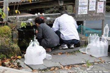 주민들은 물병에 봄의 물을 채 웁니다.