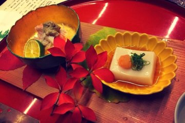 <p>A snack. Crab meat and something like tofu. Yummy!</p>