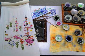 <p>You can watch artists at work at the Nagamachi&nbsp;Yuzenkan</p>