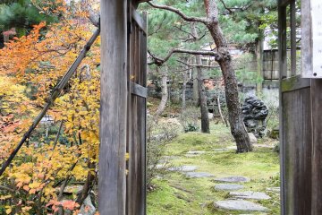 <p>The entrance to Gyokusen&nbsp;Garden</p>