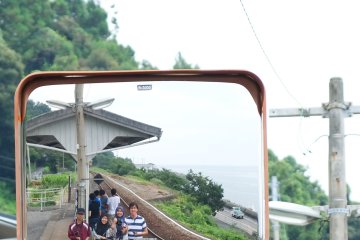 <p>Foto bersama di kaca spion stasiun &nbsp;</p>