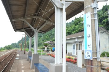<p>Kursi tunggu stasiun yang sepi</p>