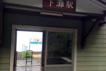 <p>Pintu depan stasiun Shimonada. Ada ruangan khusus untuk petugas stasiun tapi sepertinya tidak selalu ada penjaganya.</p>