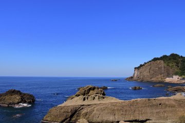 <p>Rocky and beautiful Echizen Beach. Can you see the whitish rock at the edge of the cliff on the right?</p>