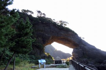 <p>This natural rock formation is 'Kocho Gate' ('Kocho' literally means 'inviting birds').</p>