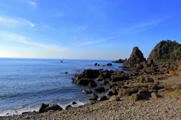 <p>Rocky shore of Echizen Beach near Kocho Gate</p>