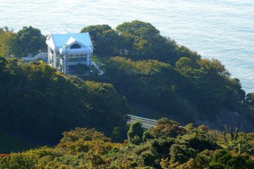 <p>This white building is Echizen Cape Daffodil Land halfway up the hill. In mid winter, daffodil flowers cover the entire hillside.</p>