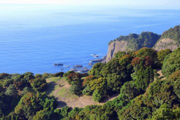 <p>View of the rocky Echizen Beach and the hillside in mid October</p>