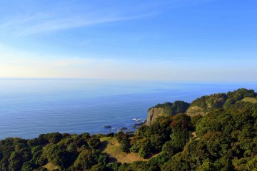 <p>The Japan Sea expands endlessly to the horizon</p>