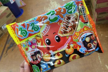 <p>Popin' Cookin&nbsp;KuruKuru Takoyaki candy kit</p>