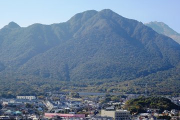 <p>Vue sur le Mont Unzen depuis le dernier &eacute;tage du ch&acirc;teau</p>