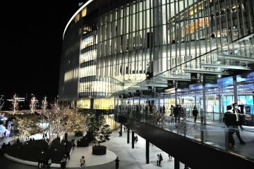 <p>Osaka Station filled with office workers liberated from day's work</p>
