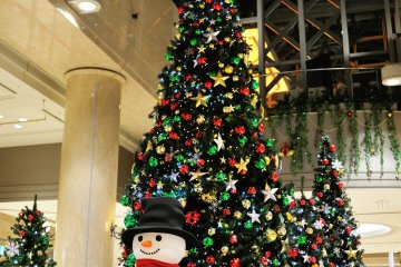<p>Pohon Natal setinggi 6 meter berdiri di Galleria of Diamor yang menawan</p>
