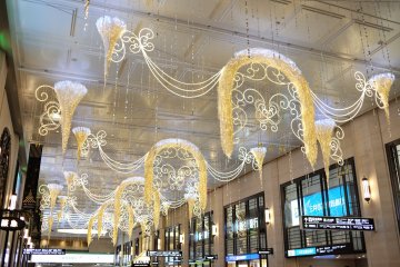 <p>Persimpangan dari utara hingga selatan didekorasi dengan cahaya emas tergantung di langit-langit sepanjang Hankyu Department Store di Umeda</p>