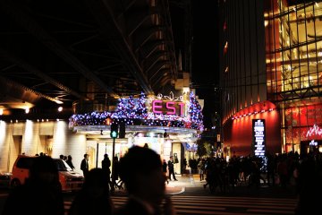 <p>Berjalan sepanjang bangunan baru, di persimpangan timur ke barat dari Hankyu Department Store di East Umeda</p>