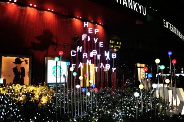 <p>Di sini sangatlah ramai, dimana-mana terdapat iluminasi yang menawan.</p>
