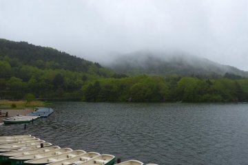 Rental boats are available at the Nikko-Yumoto Rest House on the lake and near the Kohan-mae bus stop. 