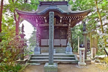 <p>It is customary to make a bow in front of one of the many religious monuments before entering this sacred temple&nbsp;</p>