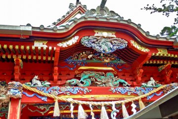 <p>A closer look at Izuna Gongen-do Hall`s front roof</p>
