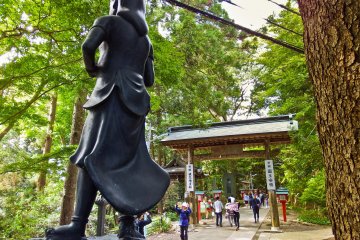 <p>A guardian deity watches over the entrance to Takao&rsquo;s sacred Yakuo-in Temple</p>