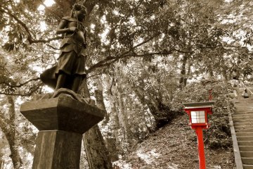 <p>A kinder looking deity at the bottom of the staircase leading up to Yakuo-in Temple</p>