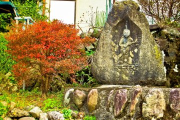 <p>As you turn of the main road, you will see several small religious monuments near the start of the hike</p>