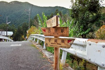 <p>The first of many easily recognizable signs marking the trail</p>