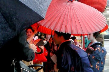 <p>Chatting and bowing before entering the theater</p>
