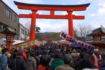 แผงขายอาหารวันปีใหม่ที่ Fushimi Inari