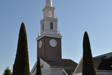 Sano Premium Outlets' signature clock tower in the center of the mall.&nbsp;