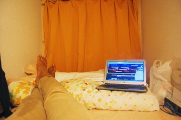 <p>Tak disangka, dalam kotaknya pun cukup luas. Saya bisa bersantai sambil browsing internet.</p>