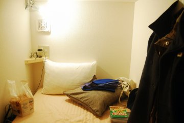 <p>Terdapat 2 bantal, lampu baca, colokan, gantungan dan hanger, serta selimut hangat.</p>