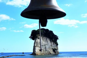 La campana en Gunkanjima (isla del acorazado) en Mitsuke-jaya. Con marea baja puedes caminar por la isla.