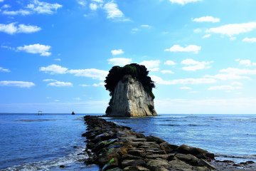 Me pregunto, ¿cuántas islas en Japón son llamadas "Gunkanjima" (isla del acorazado)? El viento estaba tranquilo y el mar en calma.
