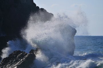 En la playa en la ciudad de Wajima, el tranquilo mar de repente cambió su rostro por uno más violento.