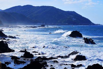 Un fuerte viento sopló y olas blancas azotaron las rocas. Este es el tipo de escena que todo mundo espera del mar de Japón.