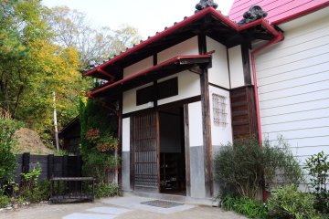 <p>Pintu masuk ke rumah Satsuki dan Mei. Silakan dibuka alas kakinya.</p>
