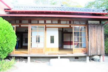 <p>Beranda samping rumah. Coba tengok ke dalam, sepertinya ada biji pohon oak yang jatuh.</p>