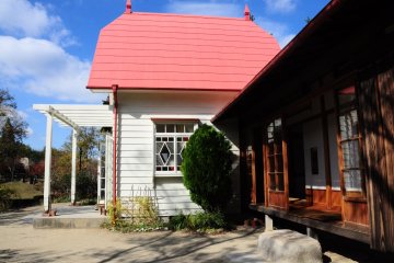 <p>Perpaduan warna merah muda, putih, dan coklat khas rumah Satsuki dan Mei di film "My Neighbor Totoro"</p>