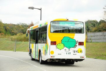 <p>Kamu tidak perlu menunggu "Catbus" seperti di film untuk menuju rumah Satsuki dan Mei, Moricoro Park menyediakan shuttle bus gratis.</p>