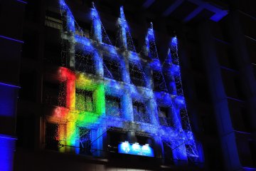 Iluminasi di pintu masuk dari Kantor Kota Osaka