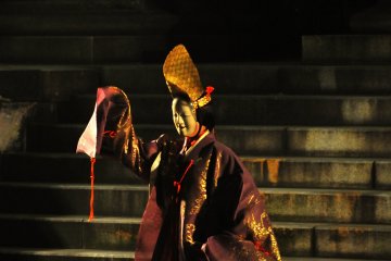Ini mungkin tampak seperti tempat yang aneh untuk melihat salah satu seni pertunjukan tradisional Jepang, tapi entah bagaimana terasa benar!