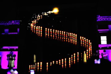 Menggambarkan kurva spiral, lampu lilin untuk mendaki ke langit